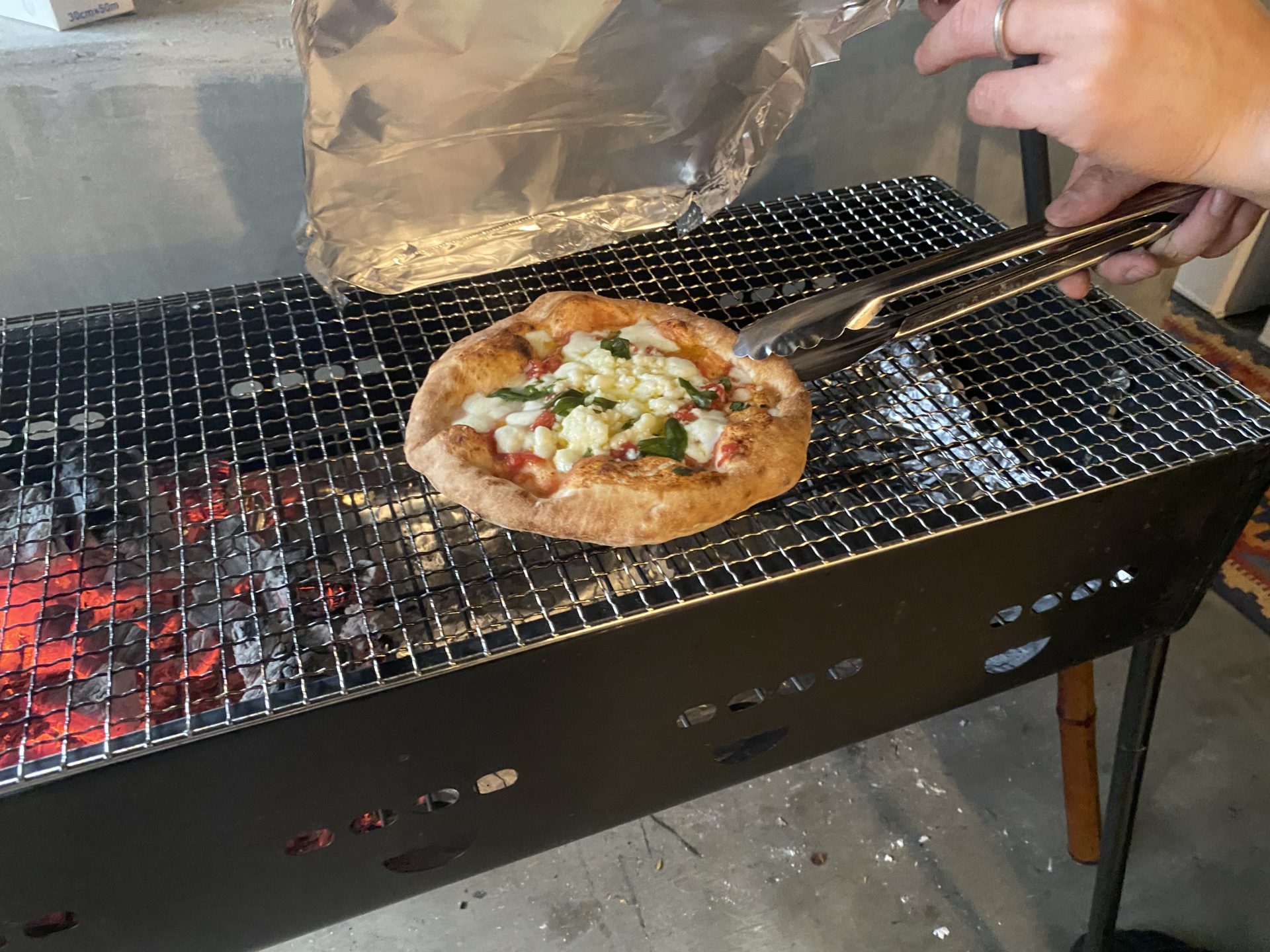 バーベキュー で ピザ を 焼く 方法